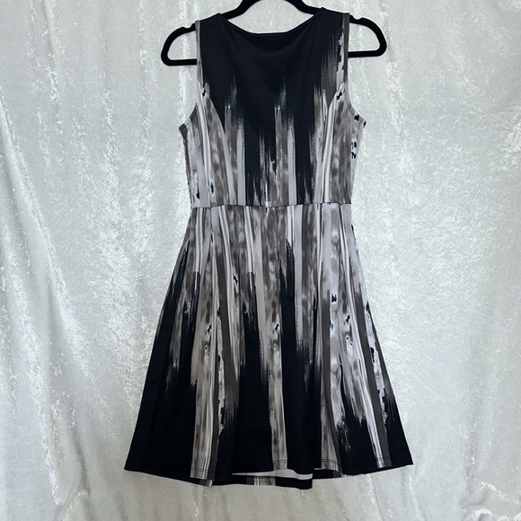 Unique urban dress - Picture 4 of 7